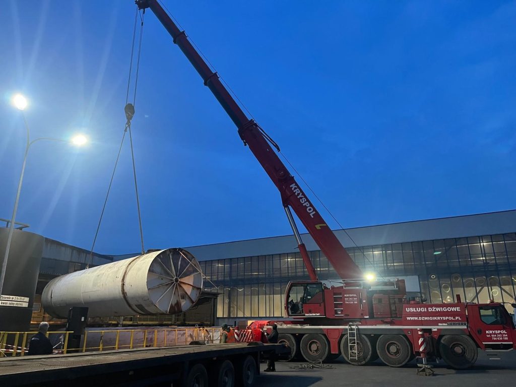 Dźwig w trakcie przenoszenia konstrukcji stalowej