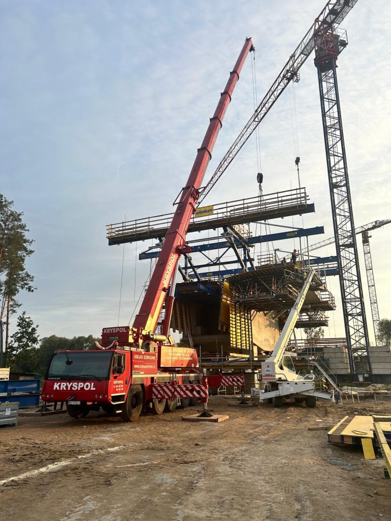 Dźwig w trakcie ustawiania konstrukcji stalowej