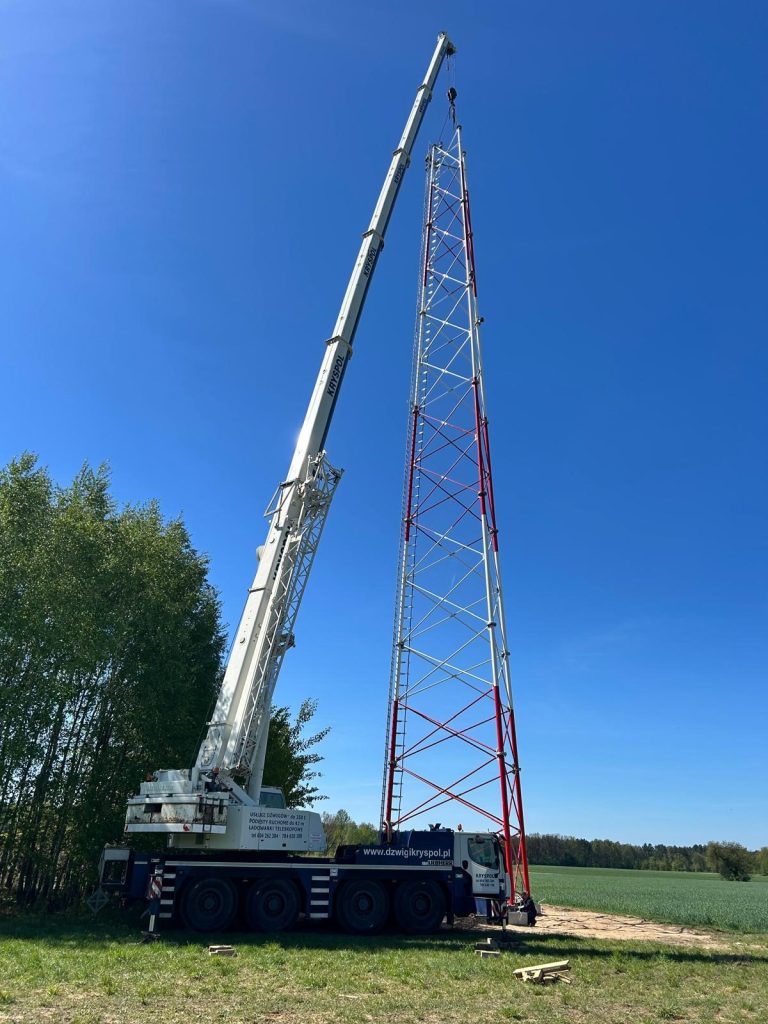 Dźwig w trakcie ustawiania masztu