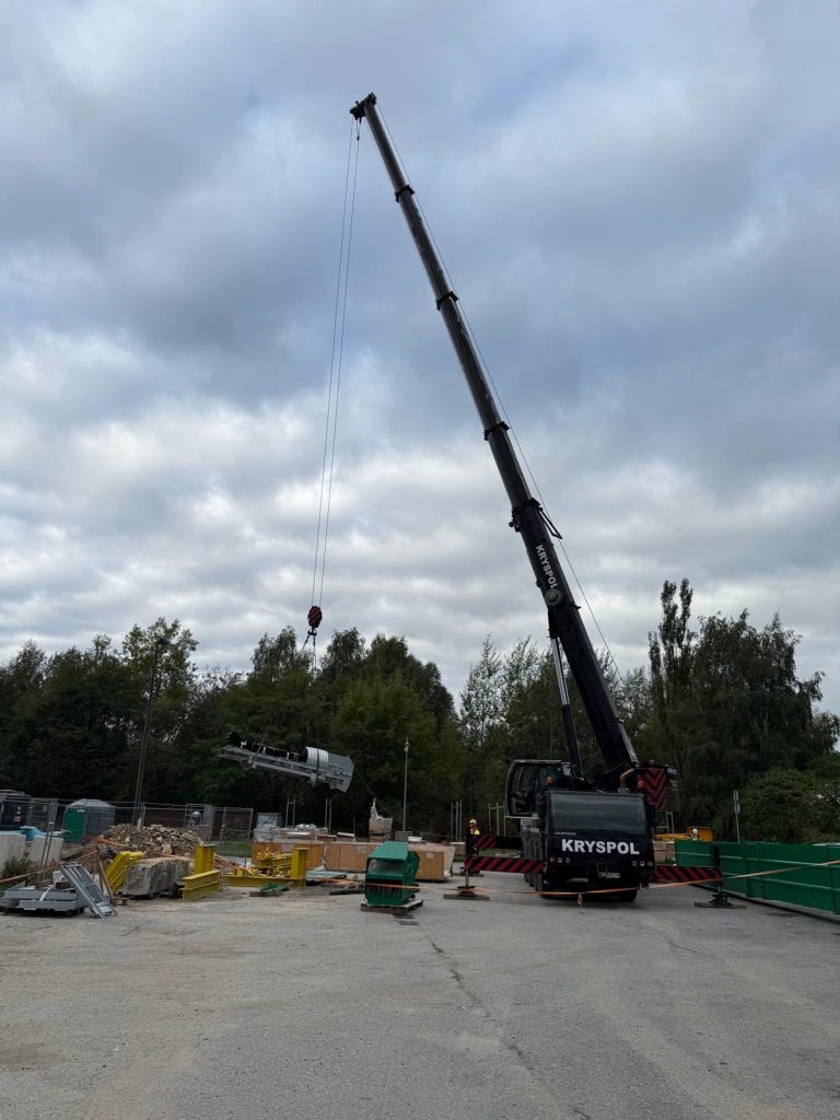 Dźwig w trakcie prac na budowie
